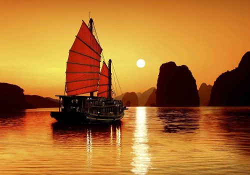 Activités-pour-les-jeunes-voyageurs-sur-la-croisière-dans-la-baie-d’Halong-scaled